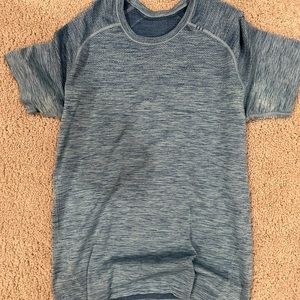 Lululemon Metal Vent Tech 2.0 SS Size Small - Blue in Like New Condition
